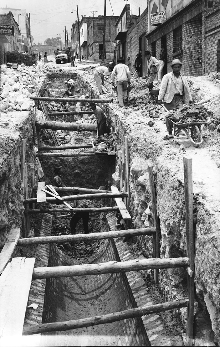 Fotografía de obreros acarreando materiales para la construcción del acueducto del barrio Perdomo (1968). 