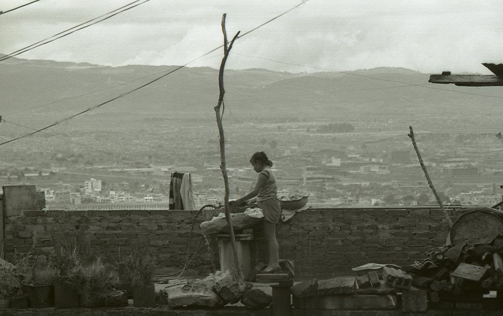 Fotografía de mujer fregando ropa en un lavadero ubicado en la terraza de una casa ubicada al oriente de la ciudad 