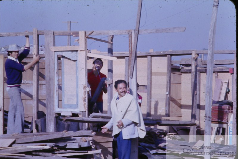 La foto refleja el proceso de desmonte de viviendas precarias por sus habitantes, quienes recuperaban los materiales usados para construir sus nuevas viviendas (1977-1982). 