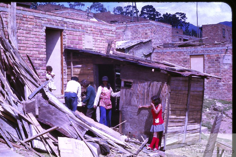 Fotografía de varios miembros de una familia trabajando en la construcción de espacios habitacionales en el barrio Las Guacamayas, en el suroriente de Bogotá (1977 - 1982).  