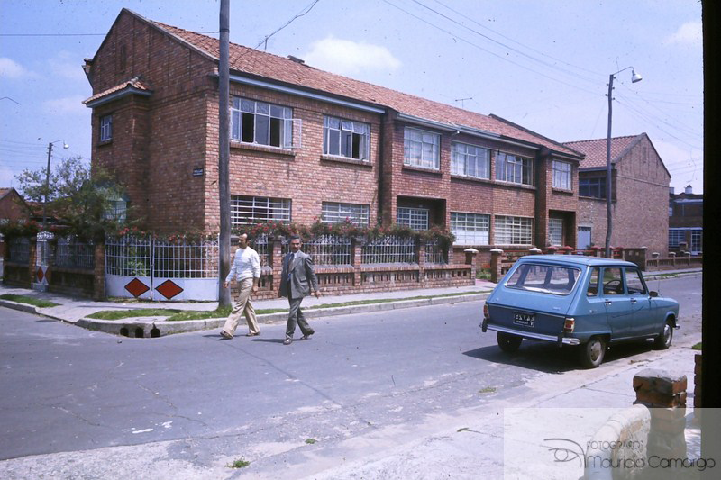 Fotografía de una calle del barrio Modelo en la que se aprecian casas de dos niveles y calles pavimentadas que facilitaron la circulación de automóviles y transeuntes (1975-1985). 