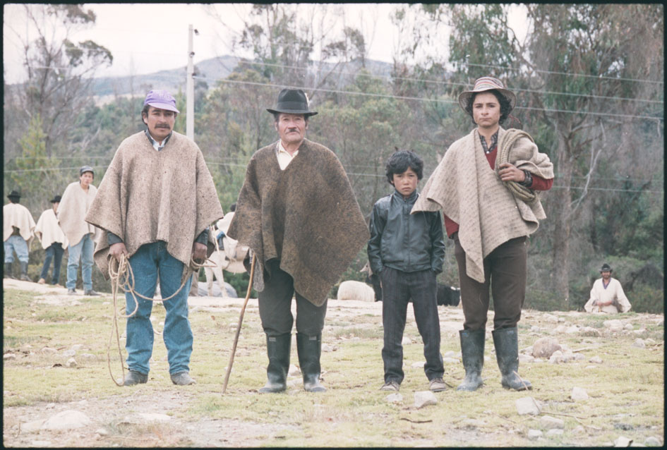 La feria campesina es uno de esos eventos que todavía se celebran en la ciudad. Allí, campesinos y campesinas de Bogotá y sus alrededores compran y venden los productos de sus fincas, intercambian y encuentran momentos de esparcimiento con sus pares. 1989 