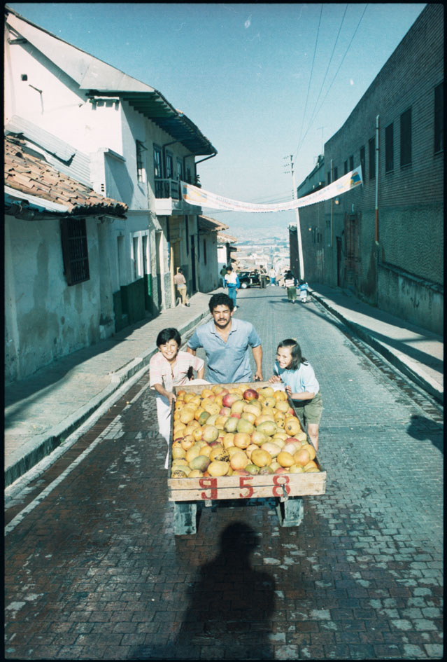 Las carretas de venta de fruta de temporada hacen parte del paisaje urbano y constituyen forma de sustento para muchos, sin tener una ubicación fija o establecida (1980 - 1990). 